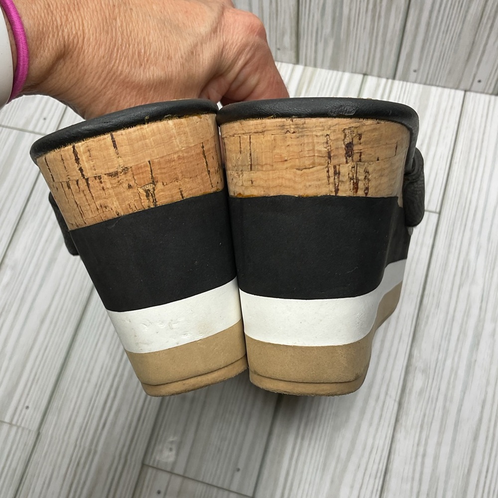 905 Yellow Box Black Alexina Wedge Gem